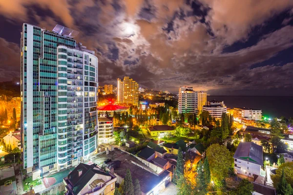 Paesaggio paesaggistico notturno con edificio moderno, Sochi, Russia. — Foto Stock