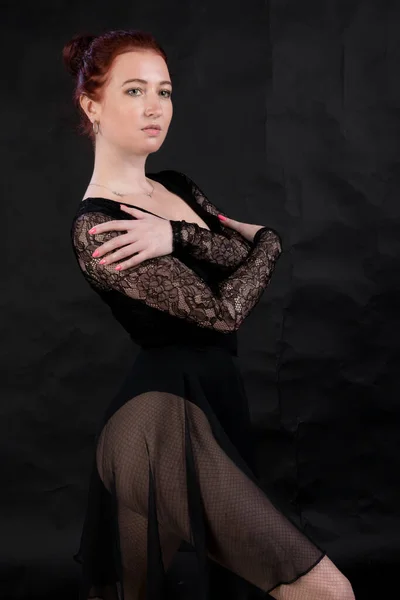 Piękny tancerz studio portret pozowanie na czarnym tle. — Zdjęcie stockowe