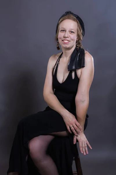 Alegre 40 anos de idade mulher em vestido preto — Fotografia de Stock