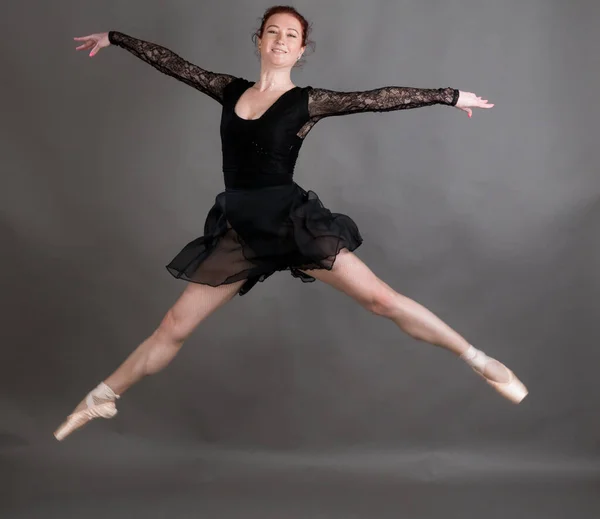 Hermoso retrato de estudio de bailarina posando sobre fondo gris. —  Fotos de Stock