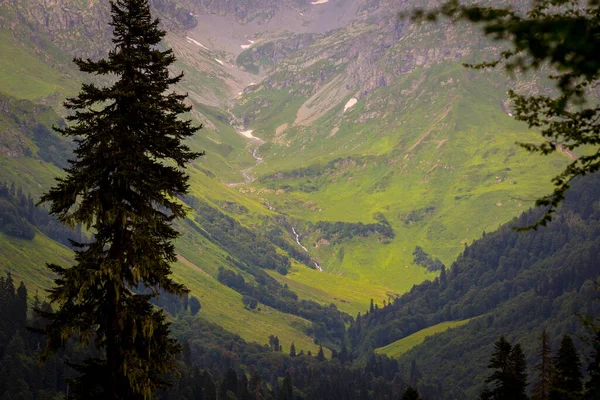 Paisaje de montaña en las montañas del Cáucaso con nubes. —  Fotos de Stock