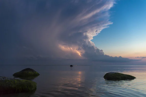 Beautiful scene with stormfront and lightning summer seascape. — Stock Photo, Image