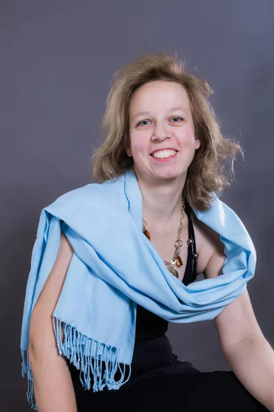 Alegre mujer de 40 años con pañuelo azul —  Fotos de Stock