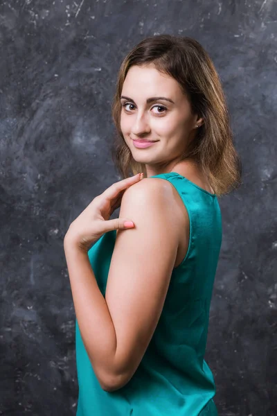 Mooie jonge vrouw gekleed in groen shirt — Stockfoto