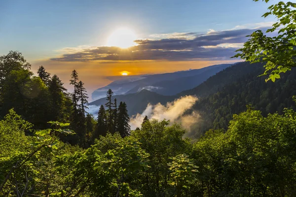 Landschap berglandschap bij Kaukasus bergen bij zonsondergang — Stockfoto