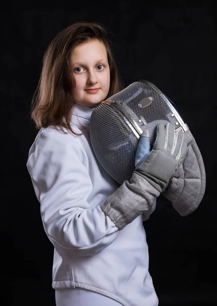 Adolescente esgrima chica vestida en uniforme con epee y casco —  Fotos de Stock