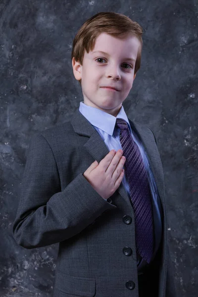 Lindo colegial vestido en traje estudio retrato. —  Fotos de Stock