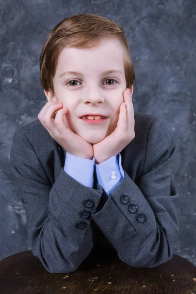 Aranyos iskolás fiú öltözött ruha stúdió portré. — Stock Fotó