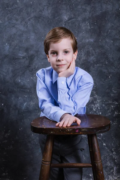 Aranyos iskolás fiú öltözött ing stúdió portré. — Stock Fotó