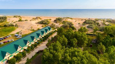 Karadeniz kıyısındaki kum tepecikli tatil beldesinden dron görüntüsü