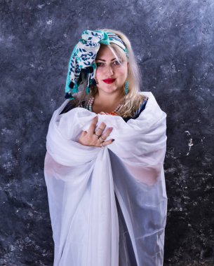 Güzel mavi elbise giymiş çekici, tombul bir kadın.