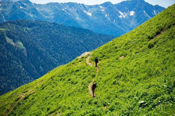 Bela paisagem montanhosa com turistas caminhadas nas montanhas do Cáucaso. — Fotografia de Stock