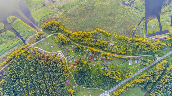 Malá chalupa osada krásný výhled z drone — Stock fotografie