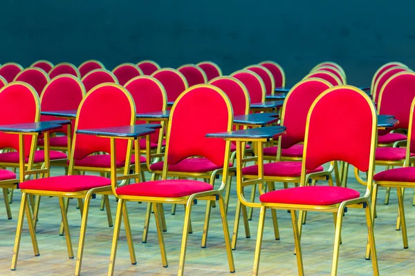 Rangées de chaises à la salle de conférence vue rapprochée. — Photo