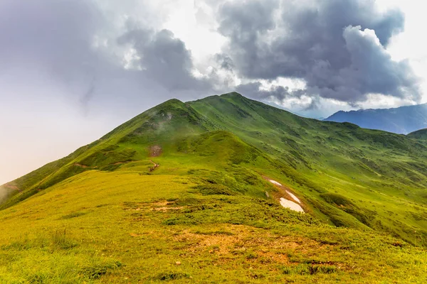 코카서스 산맥에 구름이 있는 아름다운 산 풍경 — 스톡 사진