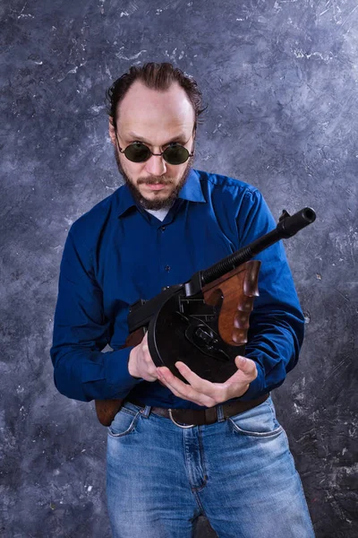 Mature man in sunglasses with tommy gun — Stock Photo, Image