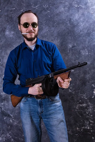 Hombre maduro en gafas de sol con pistola Tommy —  Fotos de Stock