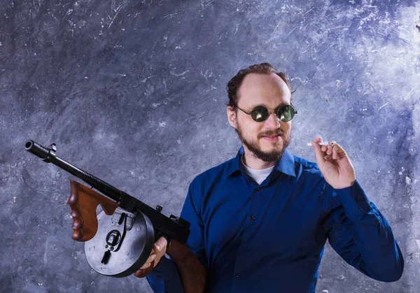 Ώριμος άνδρας με γυαλιά ηλίου με το όπλο Tommy — Φωτογραφία Αρχείου