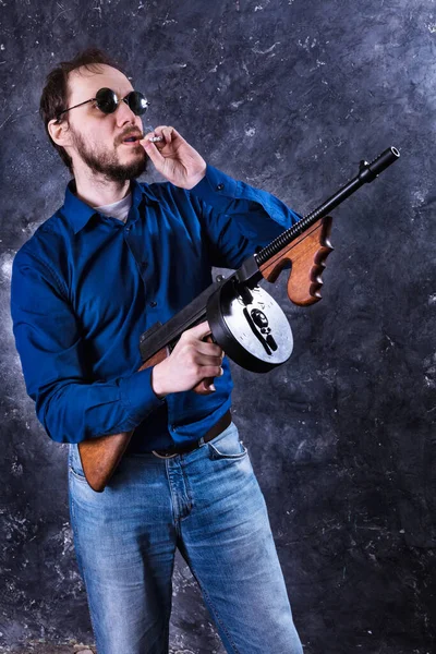 Mature man in sunglasses with tommy gun — Stock Photo, Image