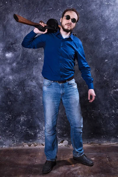 Pria dewasa berkacamata hitam dengan pistol tommy — Stok Foto