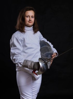 Üniformalı, çişli ve kasklı eskrimci kız.
