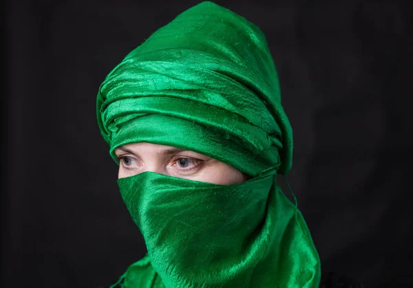 Красивая мусульманка, одетая в зеленый платок — стоковое фото