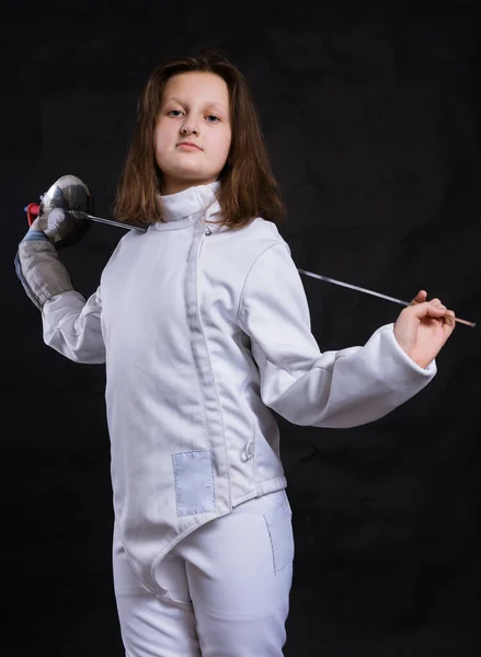 Adolescente esgrima chica vestida en uniforme con epee y casco —  Fotos de Stock