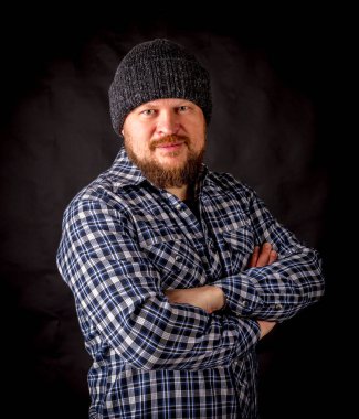 Katı sakallı, yün şapkalı bir adam.