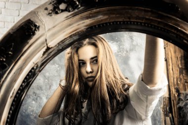 Orta yaşlı, takım elbiseli, sağlam bir adam.