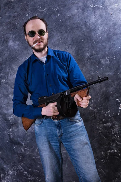 Mature man in sunglasses with tommy gun — Stock Photo, Image