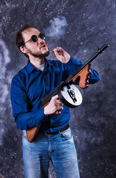 Uomo maturo in occhiali da sole con pistola tommy — Foto Stock