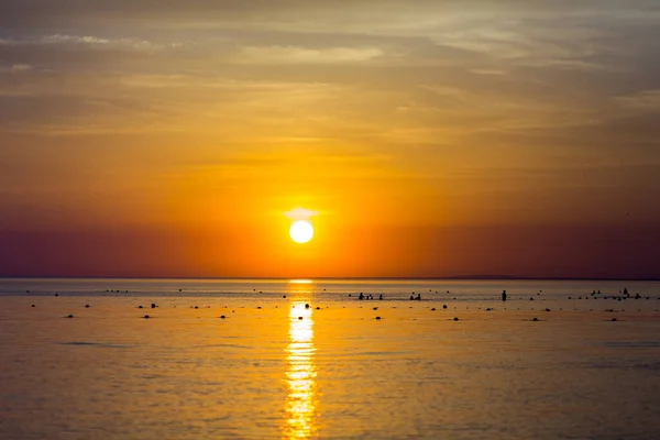 Όμορφο ηλιοβασίλεμα πάνω από τη θάλασσα πορτοκαλί coclor. — Φωτογραφία Αρχείου