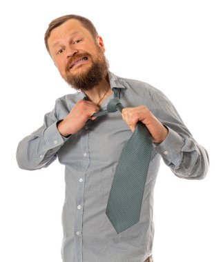 Gömlek giymiş neşeli sakallı adam kravatını yırtıyor.