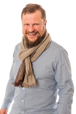 Tişört ve mendil giymiş neşeli sakallı adam.
