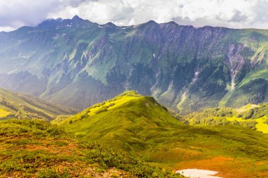 Kafkasya dağlarında bulutlu güzel dağ manzarası