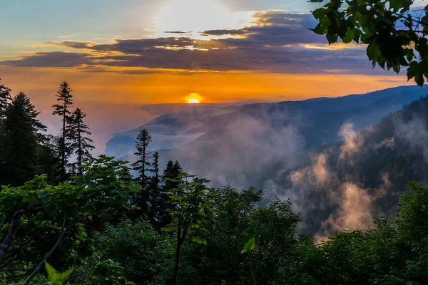 Landschap berglandschap bij Kaukasus bergen bij zonsondergang — Stockfoto