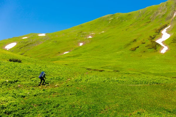 Bela paisagem montanhosa com turistas caminhadas nas montanhas do Cáucaso. — Fotografia de Stock