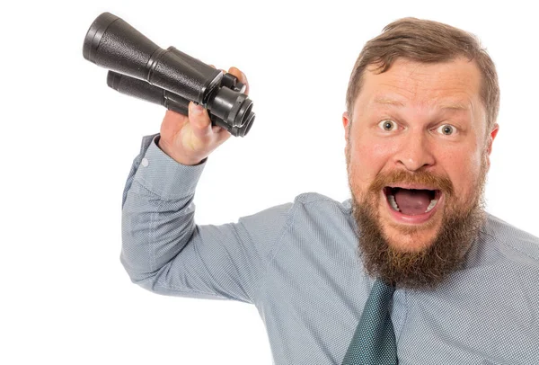 Bärtiger Mann im Hemd mit Fernglas — Stockfoto