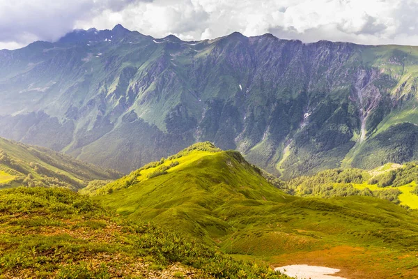 Hermoso paisaje de montaña con nubes en las montañas del Cáucaso —  Fotos de Stock