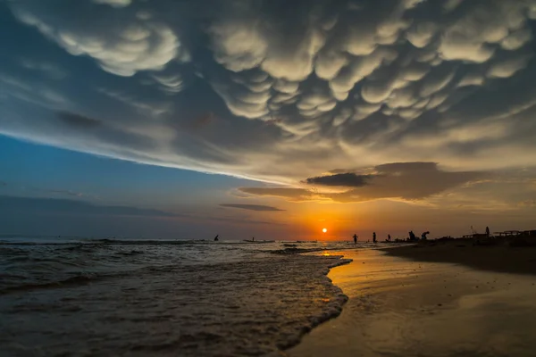 Tramonto con belle nuvole sulla riva del mare — Foto Stock