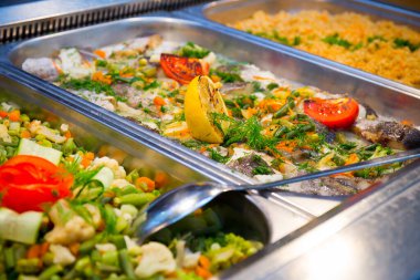 Lezzetli balık ve sebze yemeği. Yakın görüş.