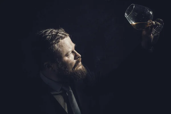 Solide homme barbu confiant en costume avec verre de whisky — Photo