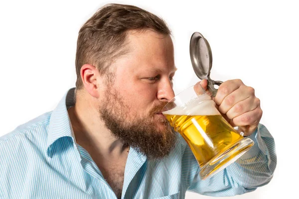 Homme barbu souriant solide en chemise avec tasse de bière portrait studio — Photo