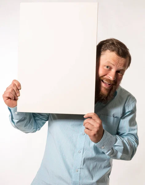 Homem barbudo alegre com papel em branco folio studio portrait — Fotografia de Stock