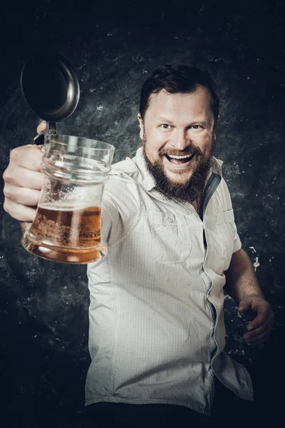 Matured tersenyum pria berjenggot di kemeja dengan cangkir bir — Stok Foto