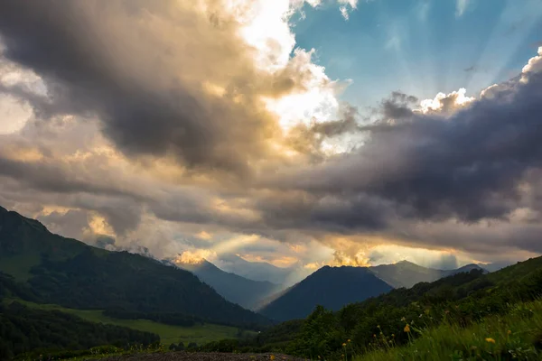 Prachtig berglandschap bij Kaukasus bergen met wolken en blauwe lucht — Stockfoto