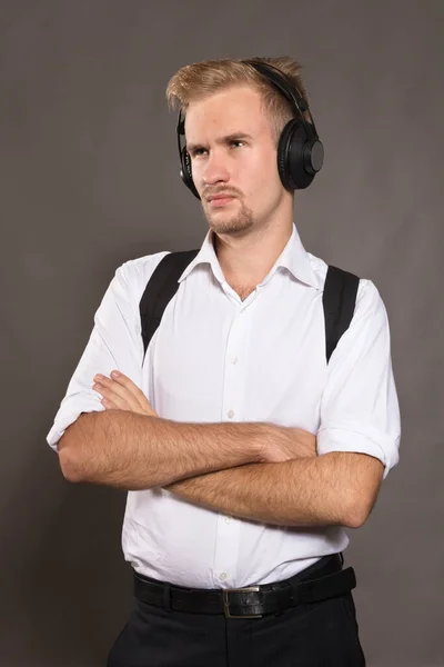 흰 셔츠를 입고 헤드폰을 낀 젊은 남자 — 스톡 사진