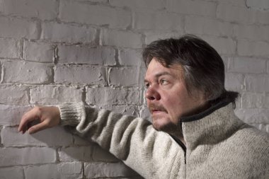 Jersey stüdyo resmi giymiş düşünceli bir yetişkin adam.