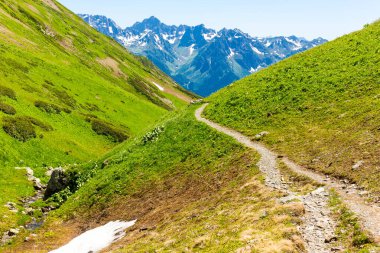 Kafkasya dağlarındaki güzel dağ manzarası.