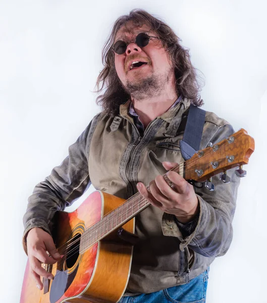 Mature musician plays acoustic guitar studio portrait. — Stock Photo, Image